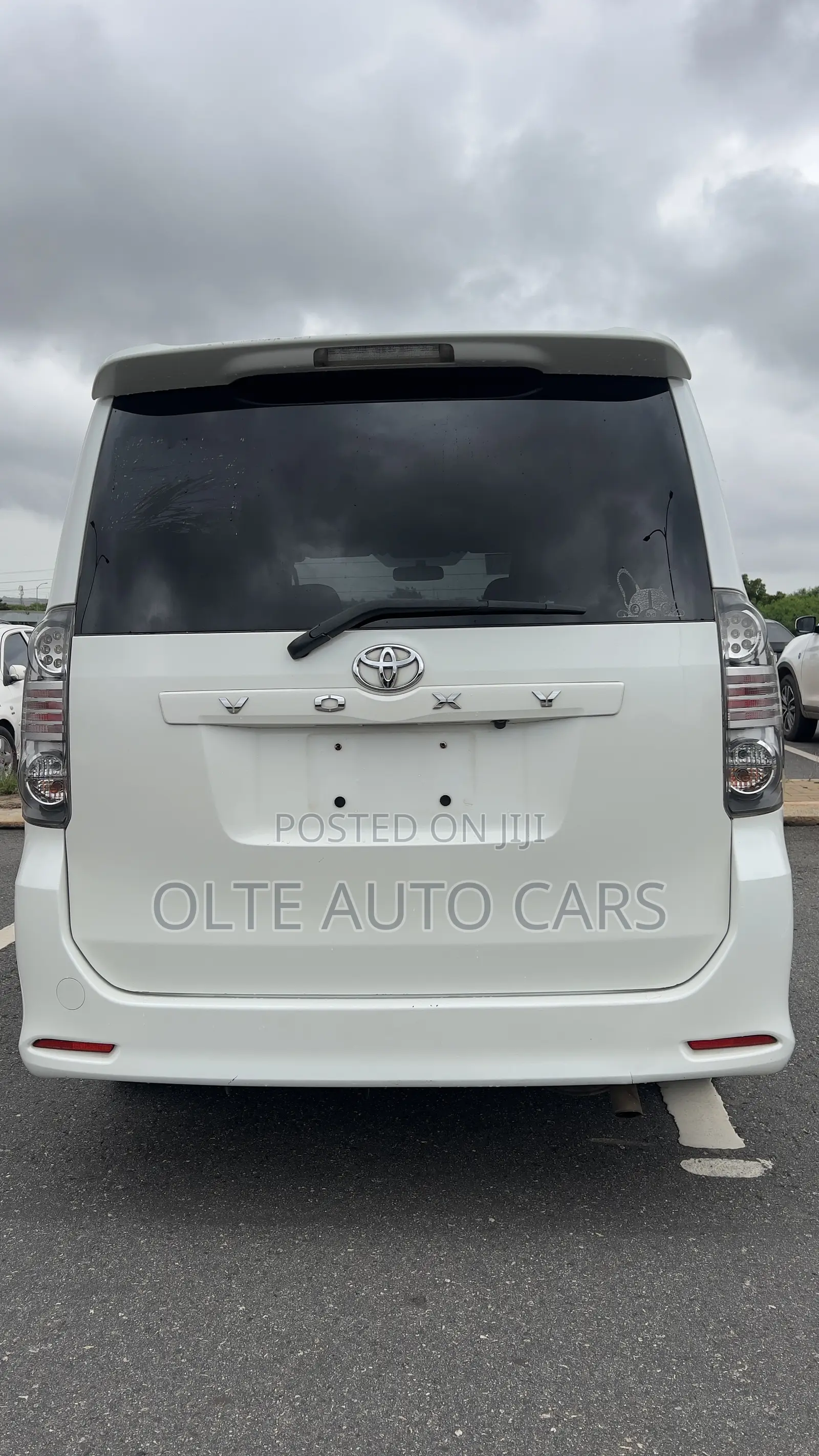 Toyota Voxy V 2WD 8-Seater 2010 White