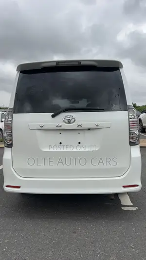 Toyota Voxy V 2WD 8-Seater 2010 White