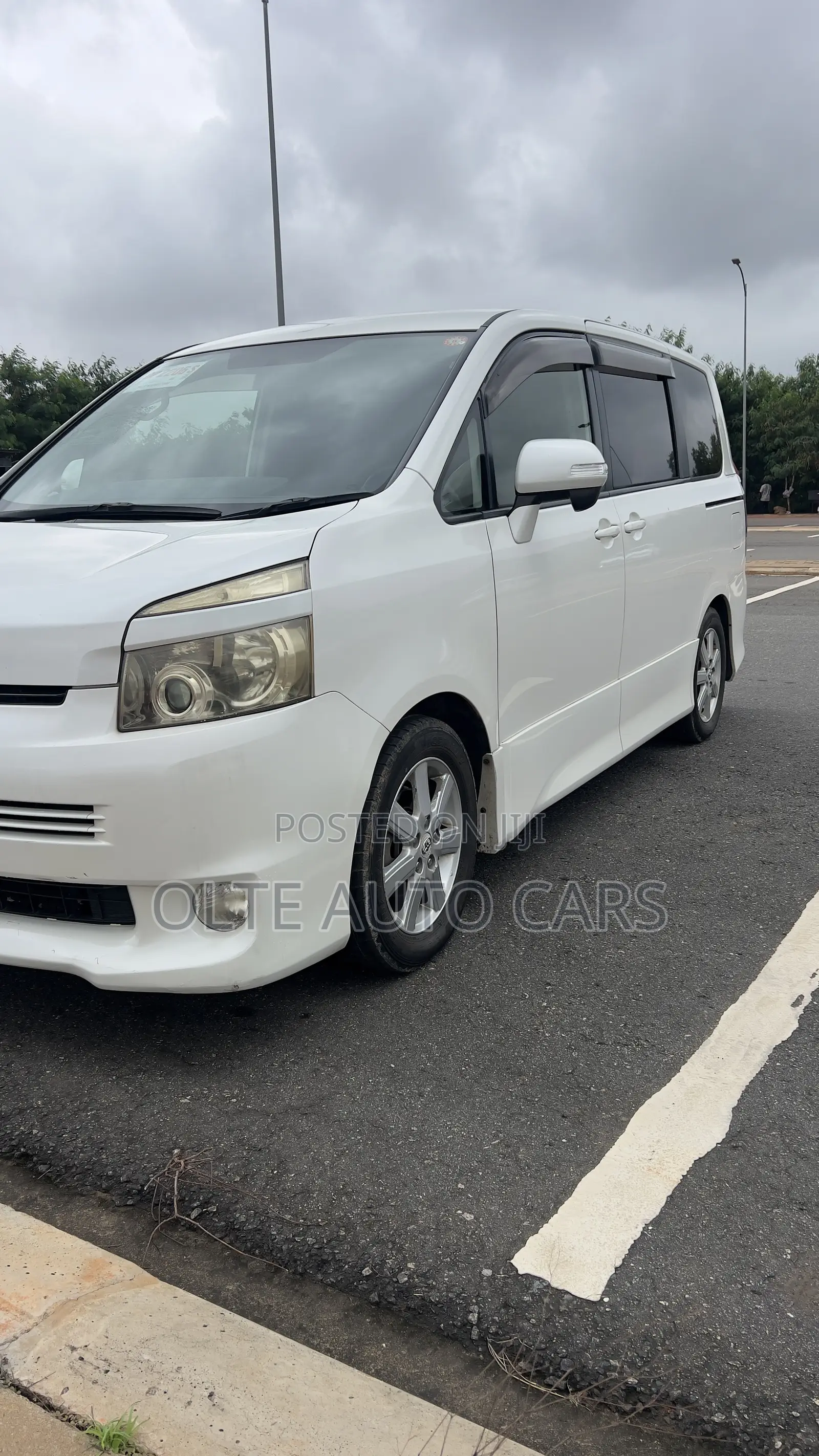 Toyota Voxy V 2WD 8-Seater 2010 White