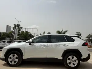 Toyota RAV4 LE 2022 White