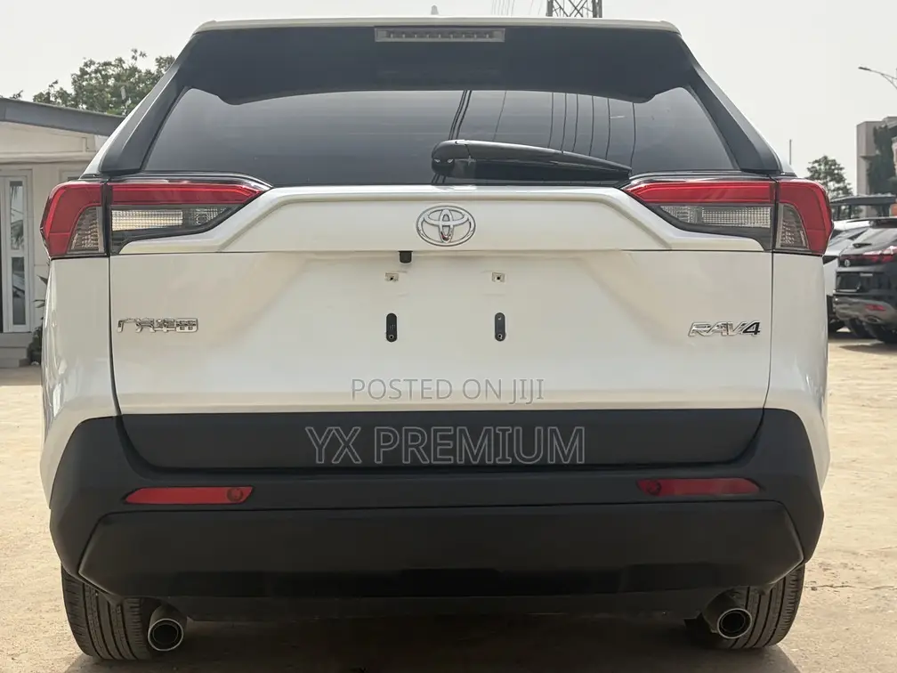 Toyota RAV4 LE 2022 White