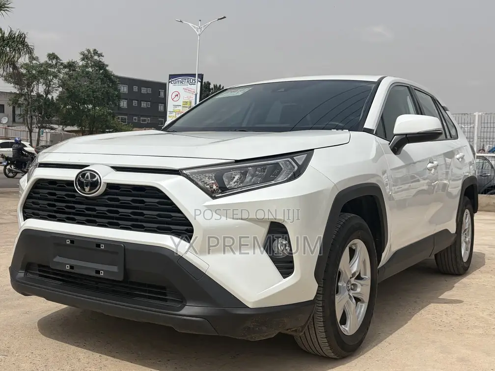 Toyota RAV4 LE 2022 White