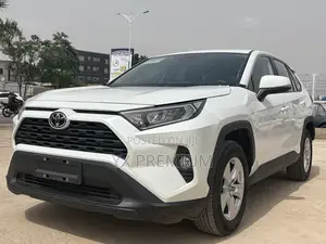 Toyota RAV4 LE 2022 White