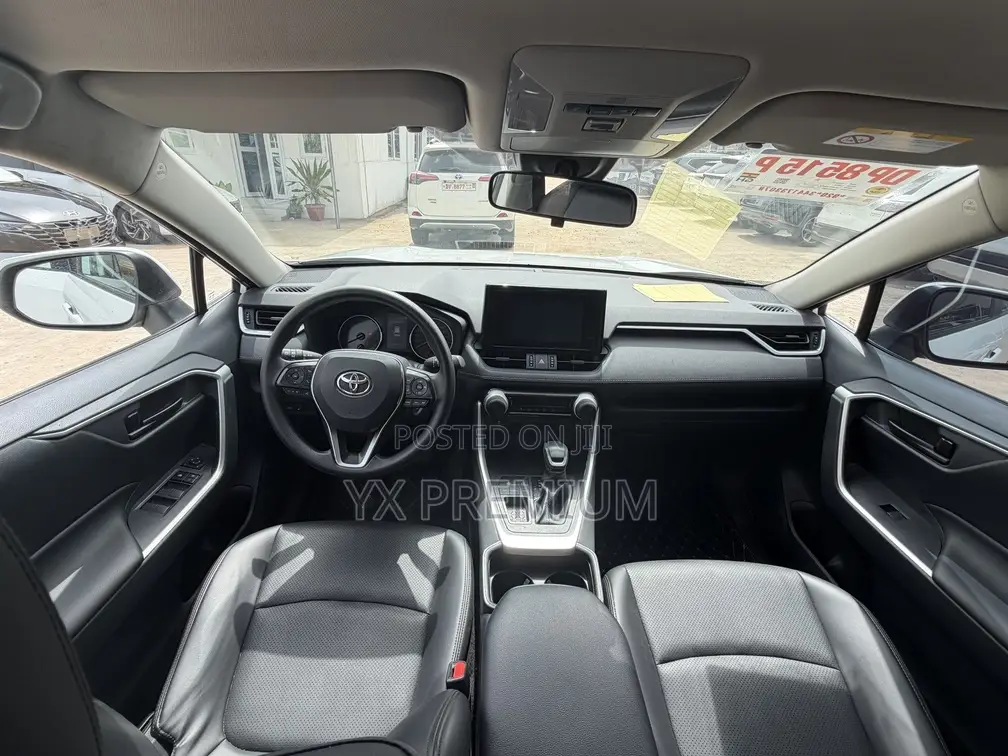 Toyota RAV4 LE 2022 White