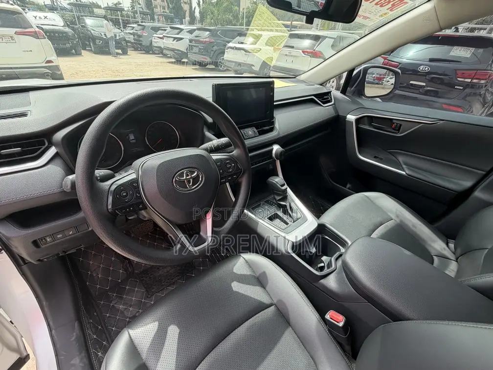 Toyota RAV4 LE 2022 White