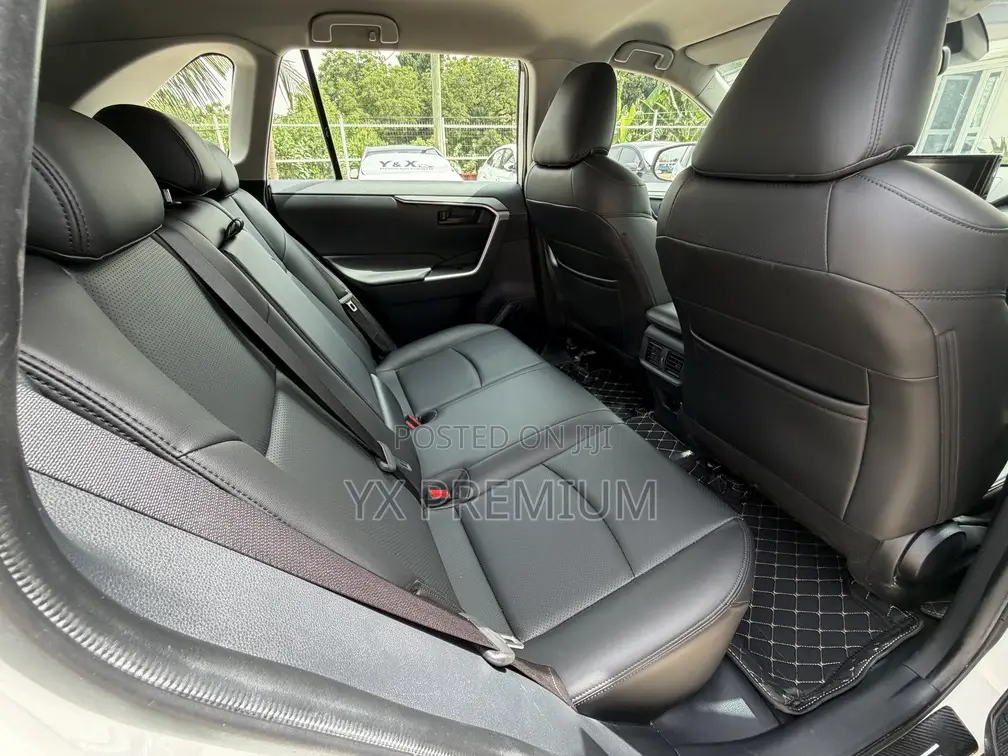 Toyota RAV4 LE 2022 White
