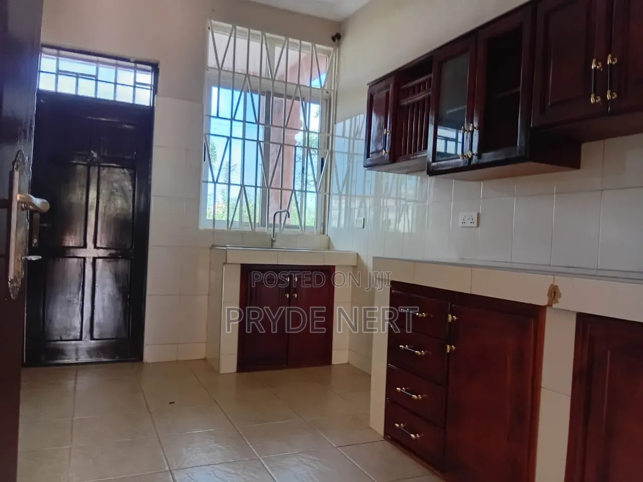 3bdrm Apartment in Savava C25, Tema Metropolitan for rent