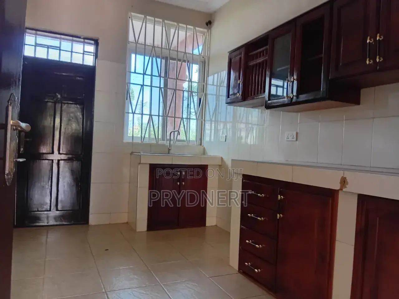 3bdrm Apartment in Savava C25, Tema Metropolitan for rent