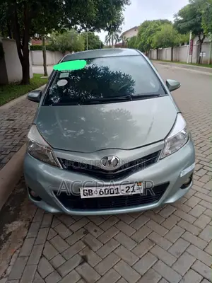 Toyota Vitz 2012 Silver