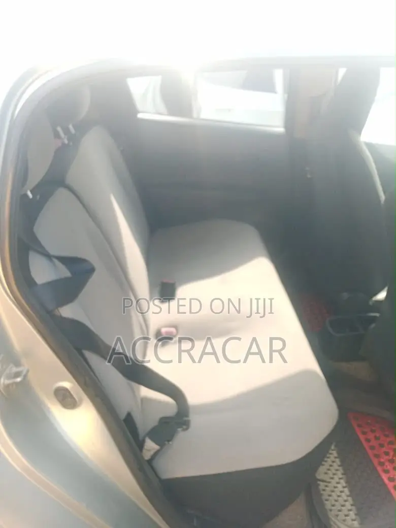 Toyota Vitz 2012 Silver