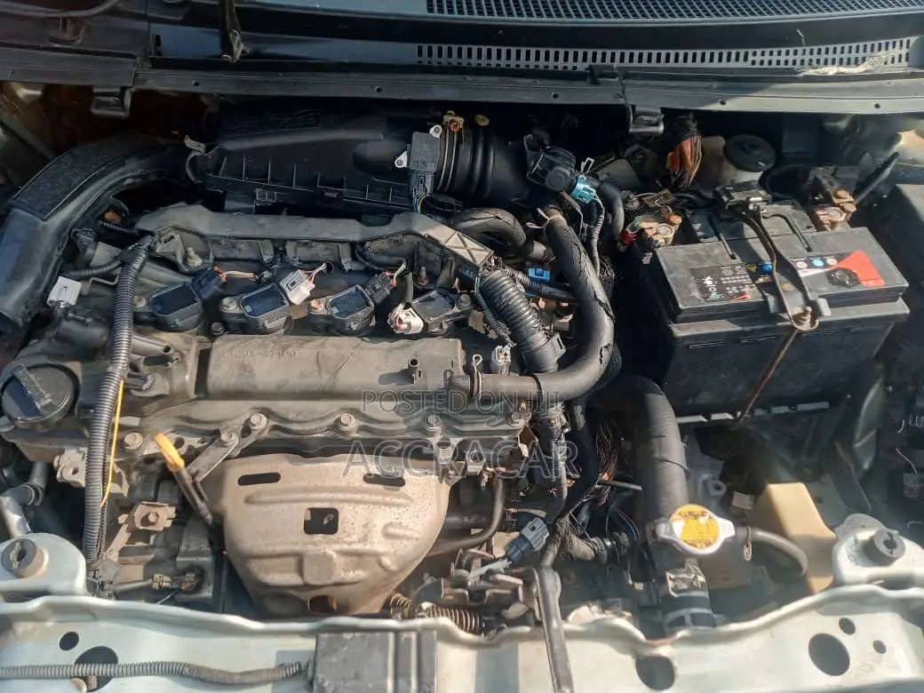 Toyota Vitz 2012 Silver