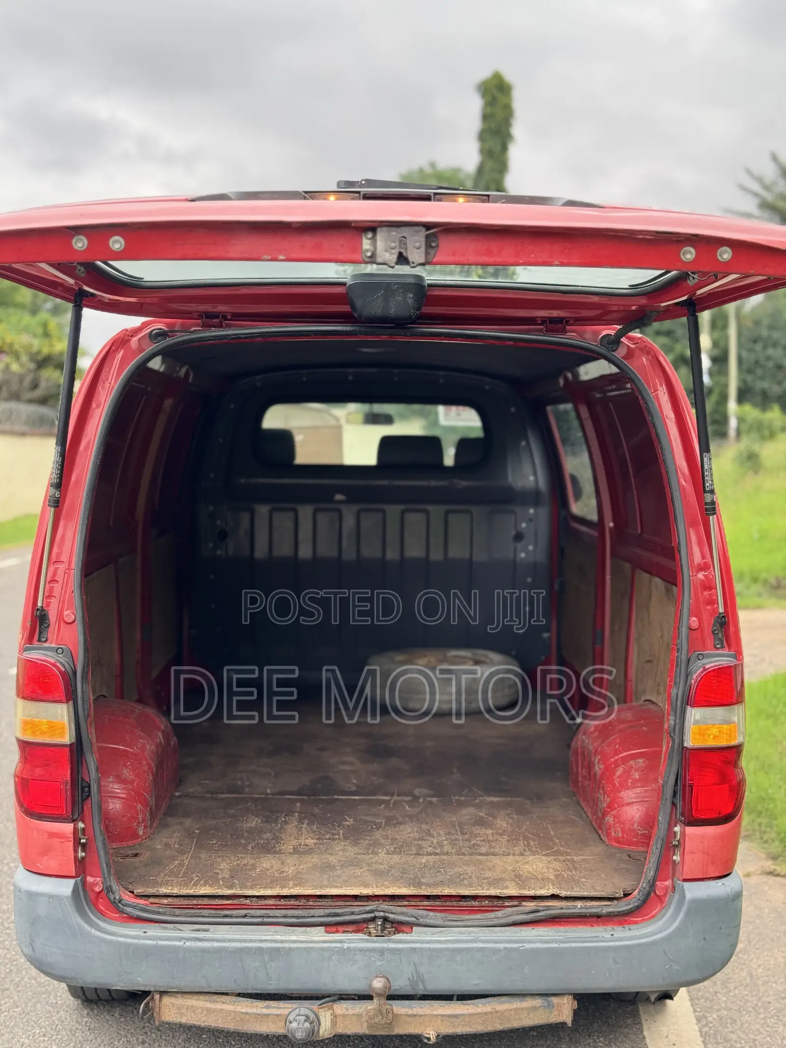 Toyota HiAce 2000 Red