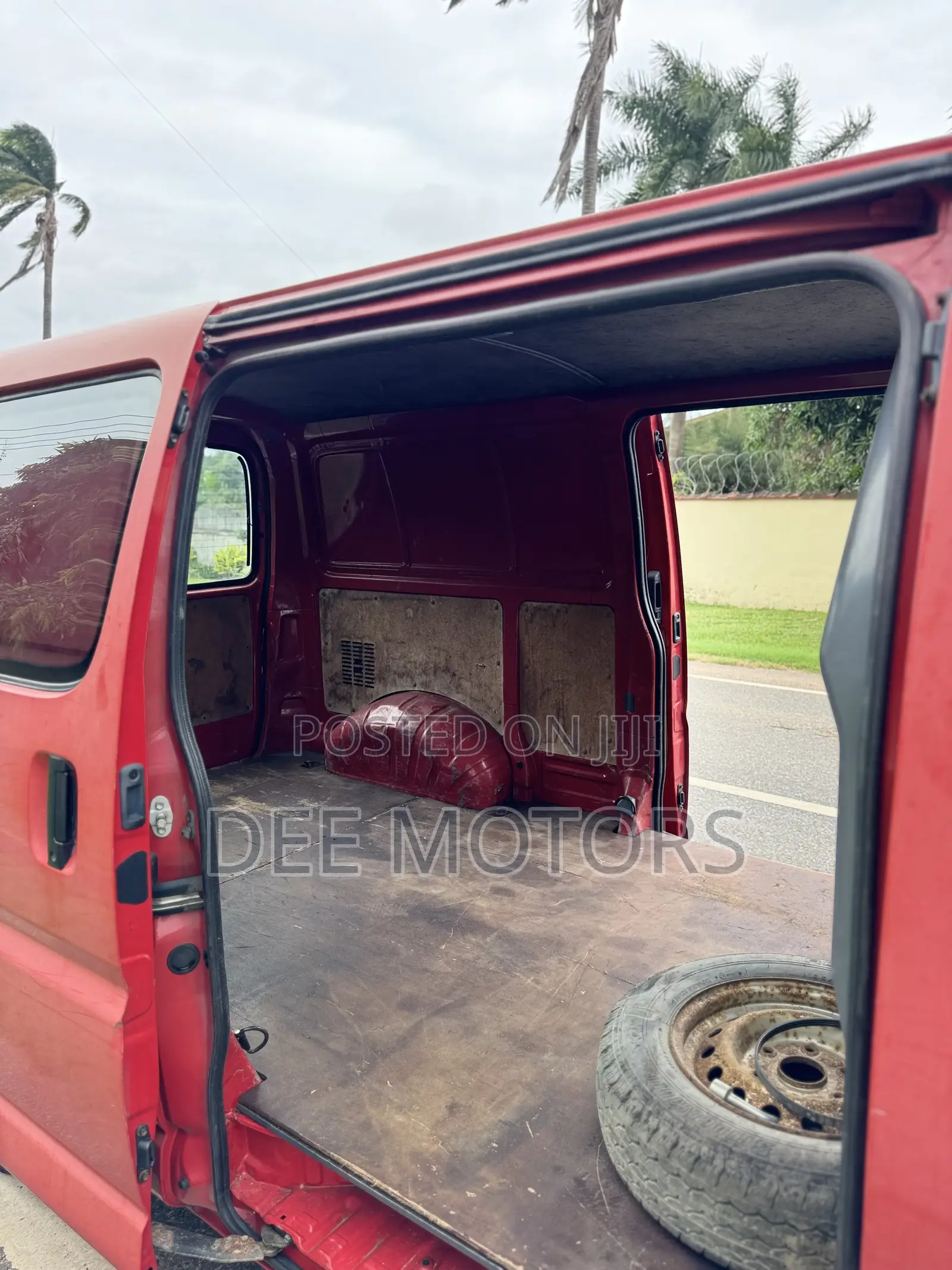 Toyota HiAce 2000 Red