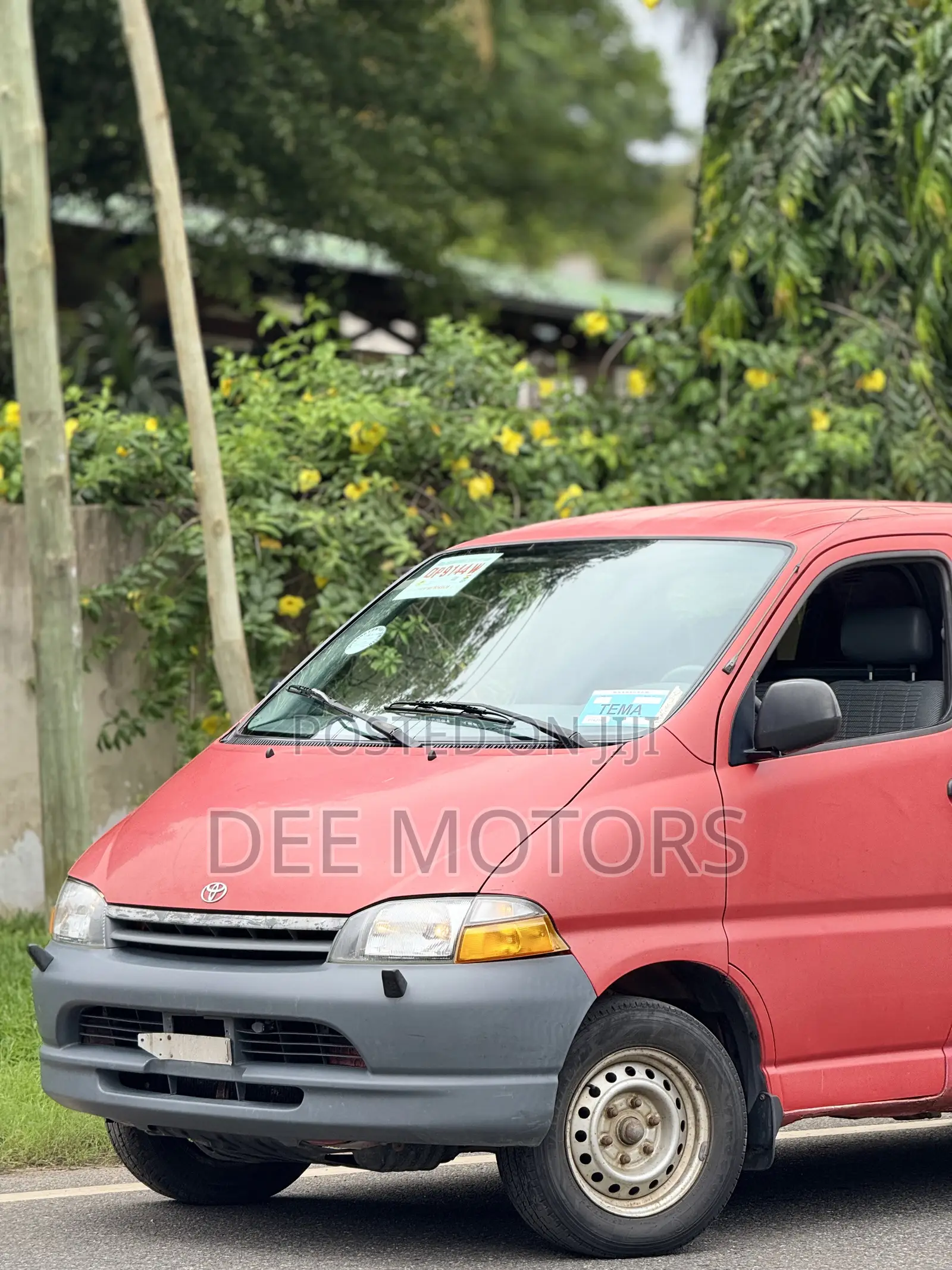 Toyota HiAce 2000 Red