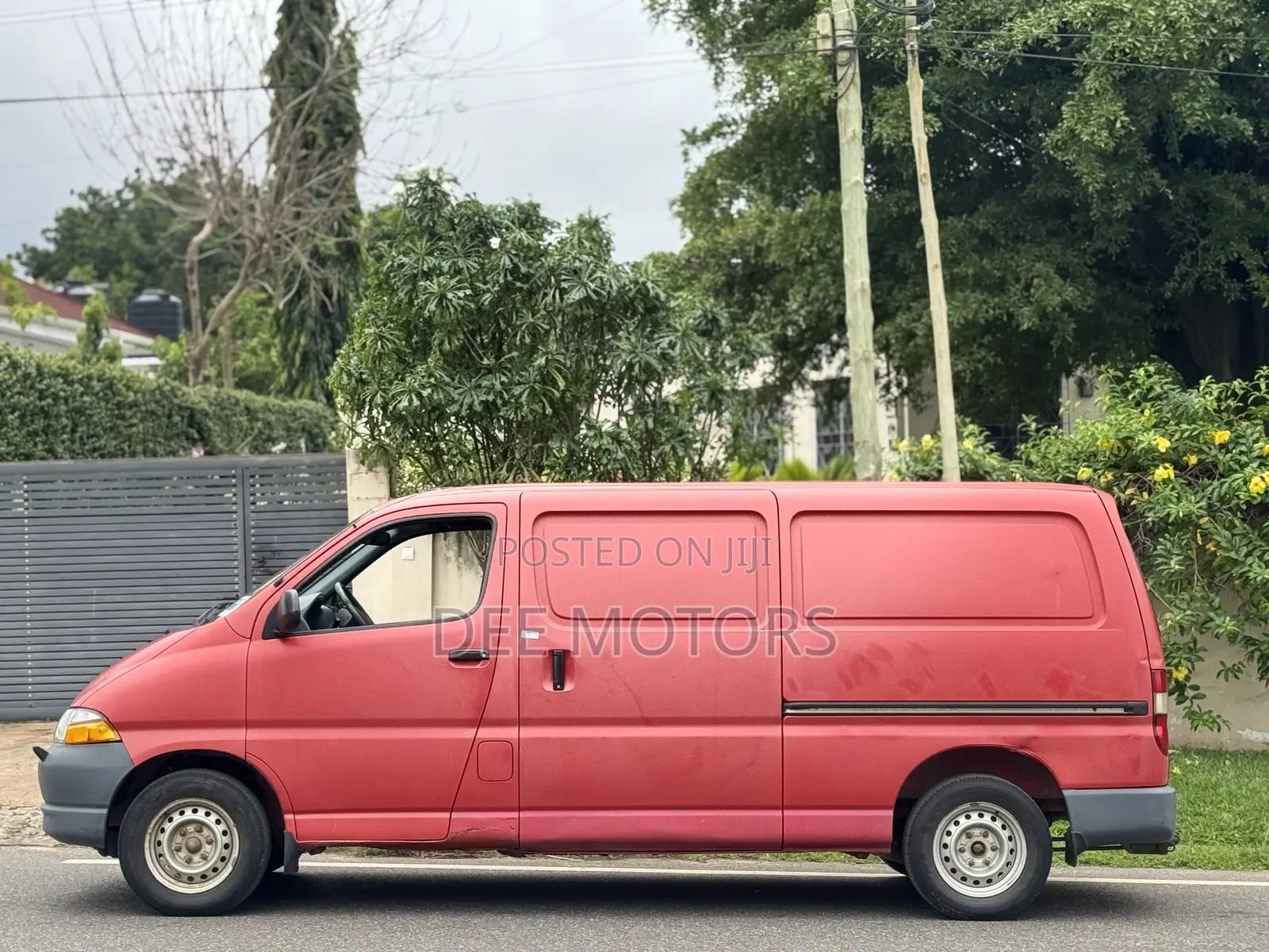 Toyota HiAce 2000 Red