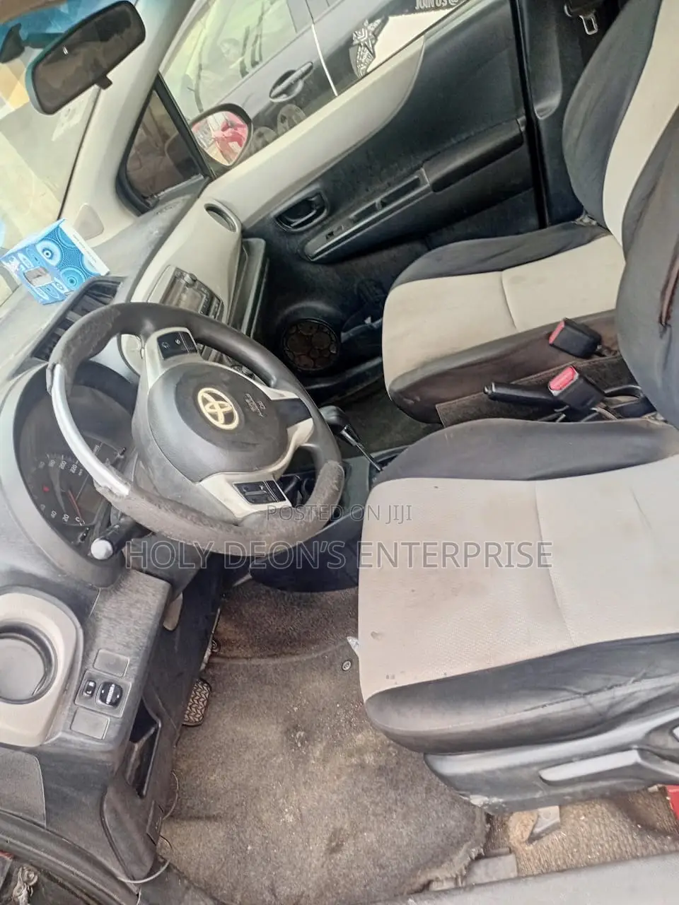 Toyota Vitz 1.3 FWD 5dr 2012 Black