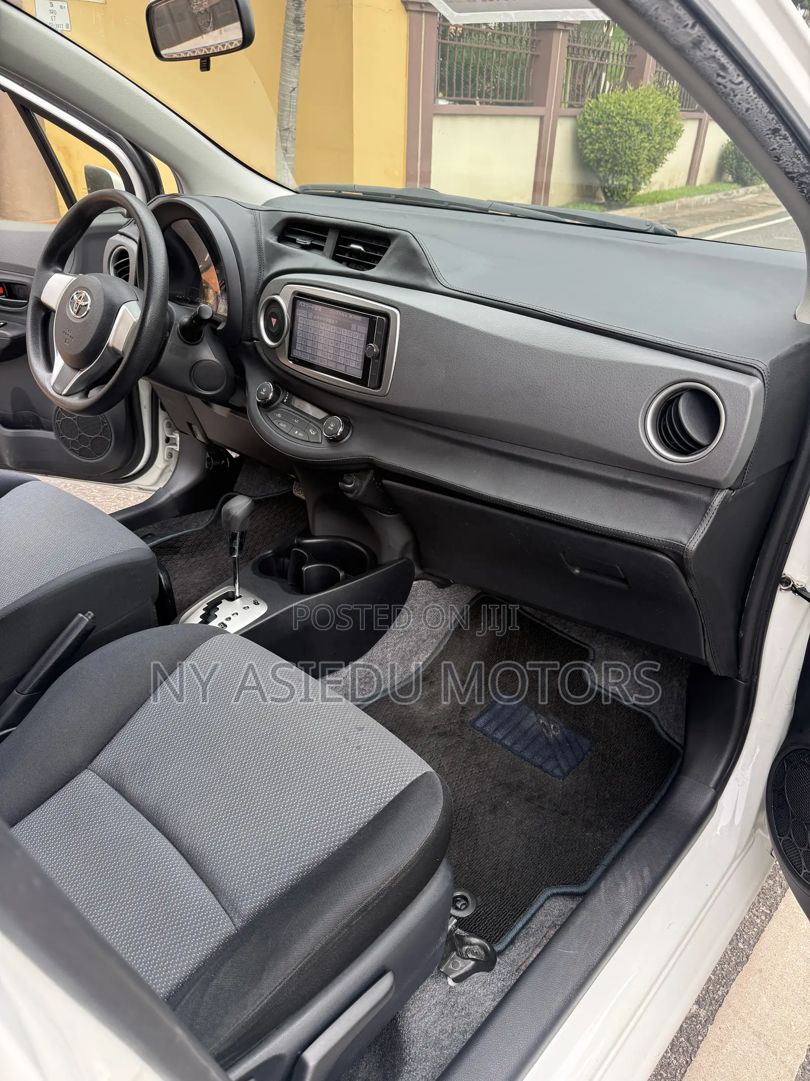 Toyota Vitz 1.3 FWD 3dr 2013 White