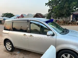 Toyota Sienta 2013 Silver