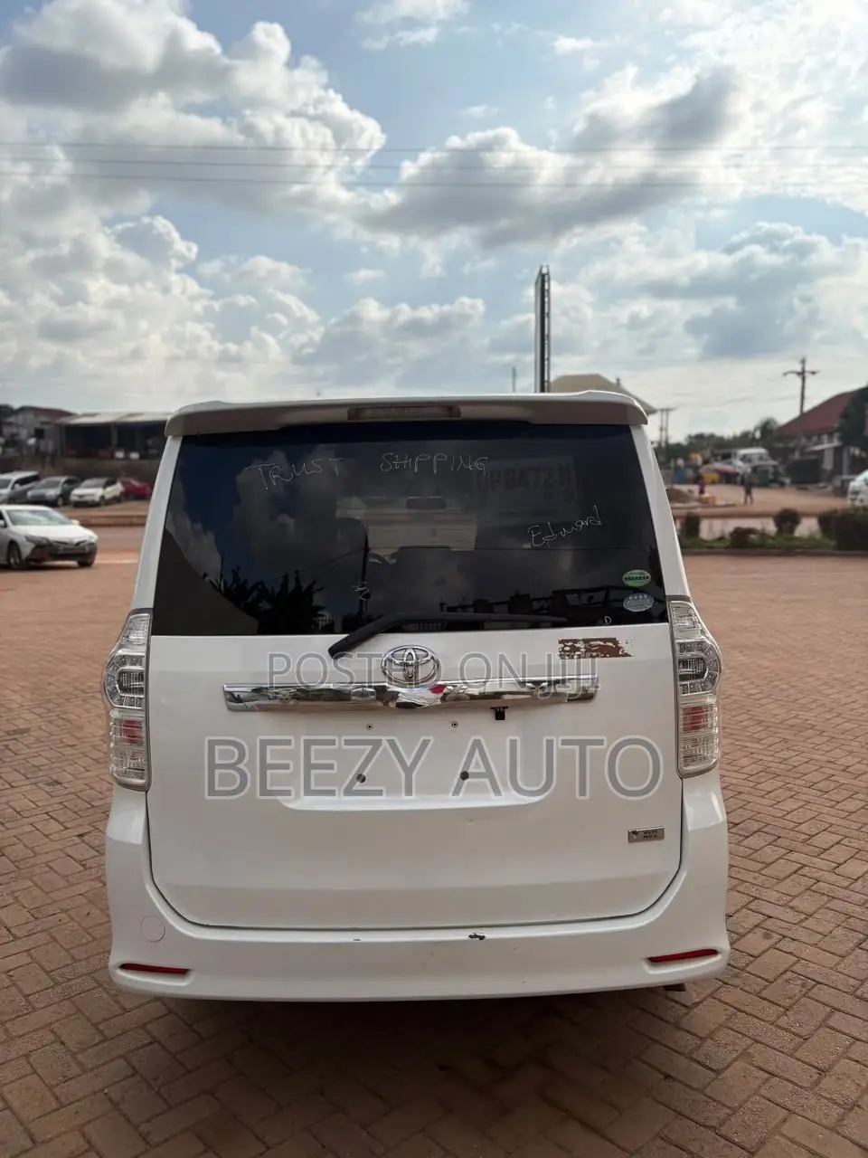 Toyota Voxy X 2WD 8-Seater 2013 White