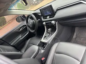 Toyota RAV4 XLE Premium 2022 Black