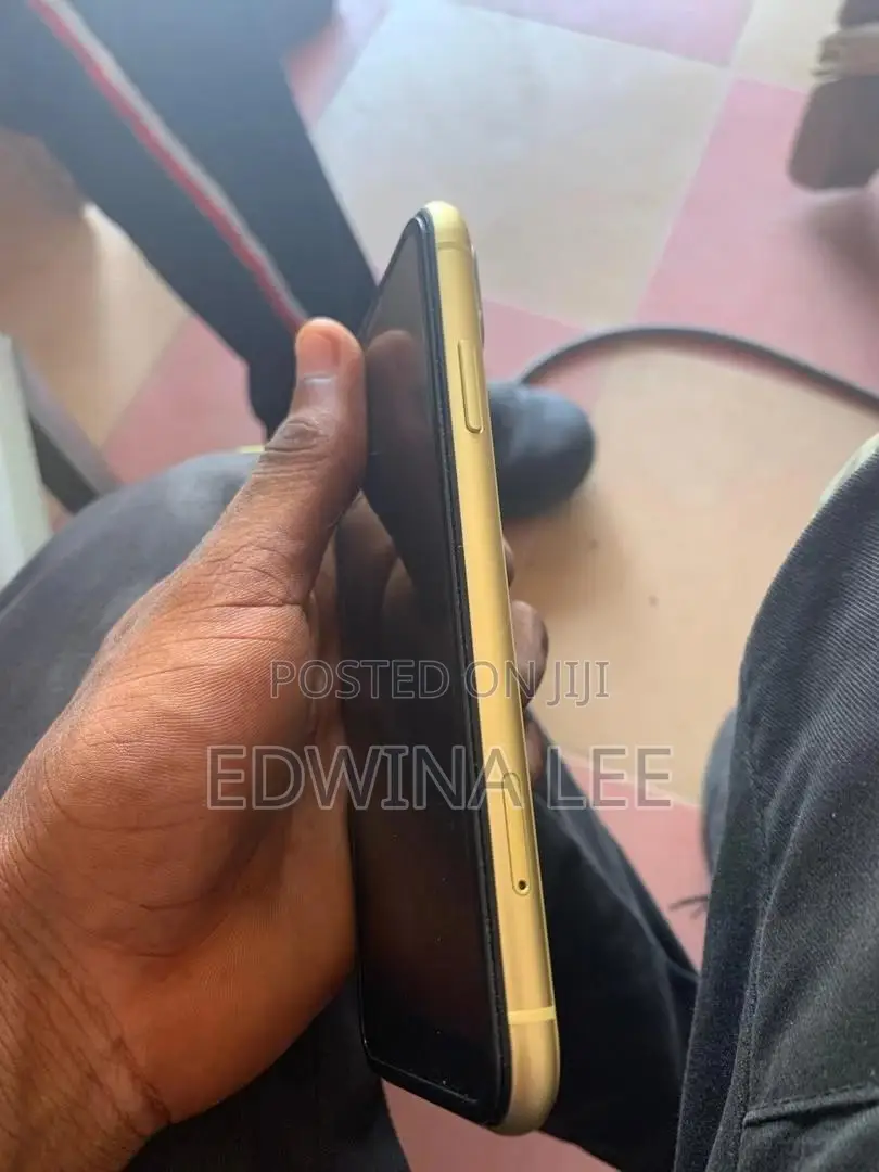 Apple iPhone 11 64 GB Yellow