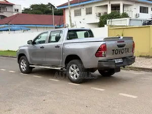 Toyota Hilux Revo Double Cab Petrol 2.7 AWD 2016 Silver