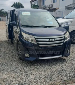 Toyota Noah 2014 Purple