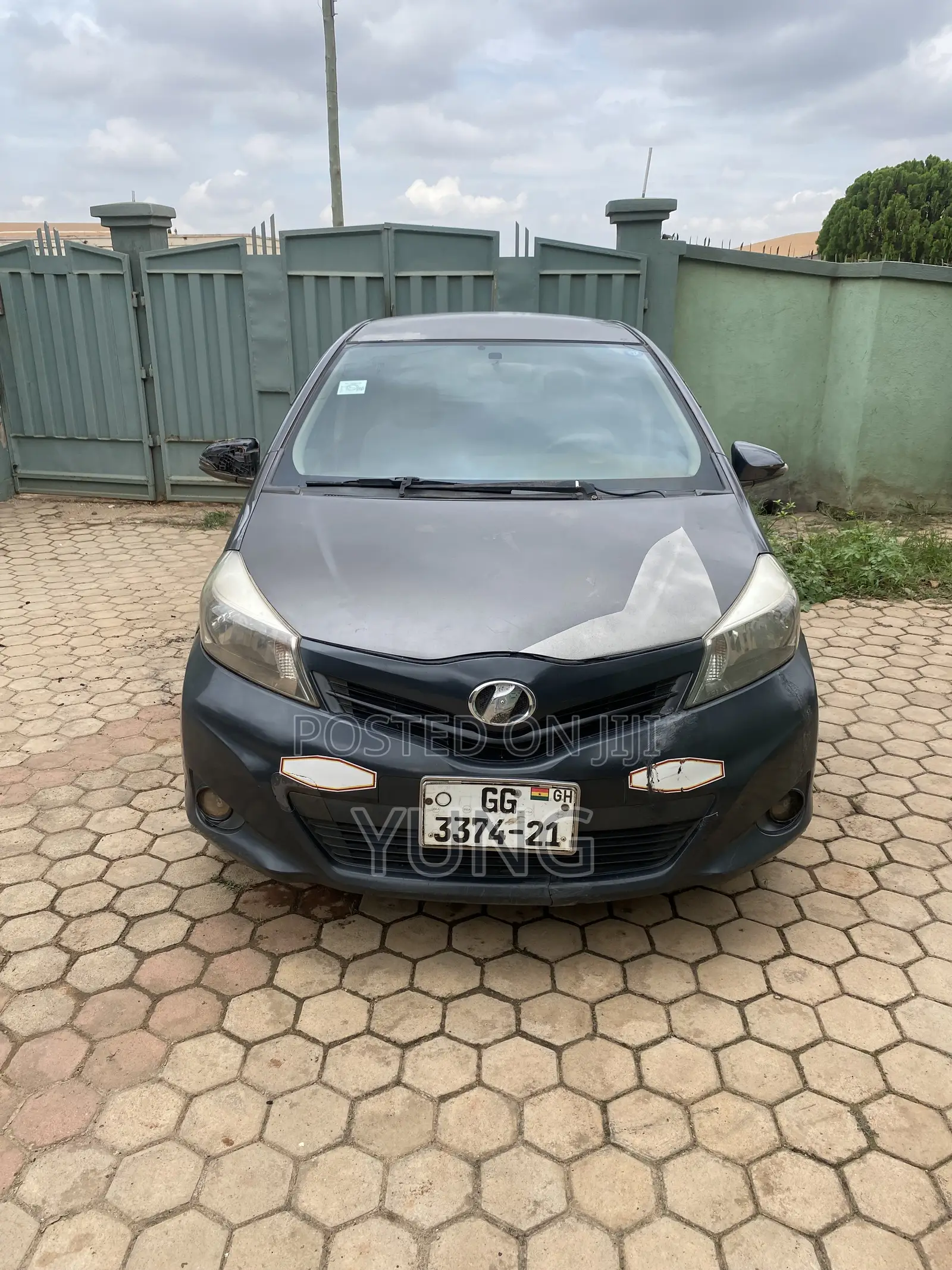Toyota Vitz 1.3 FWD 3dr 2012 Gray