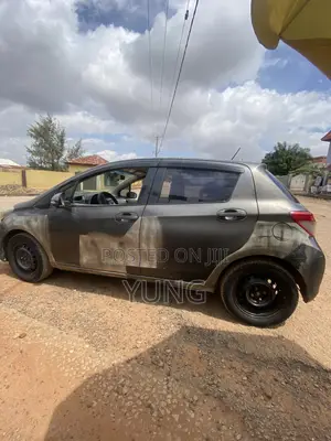 Toyota Vitz 1.3 FWD 3dr 2012 Gray