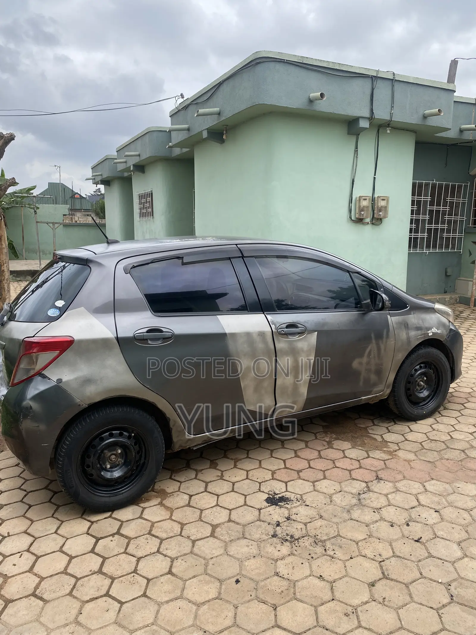 Toyota Vitz 1.3 FWD 3dr 2012 Gray