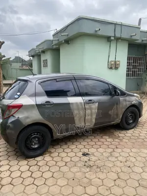 Toyota Vitz 1.3 FWD 3dr 2012 Gray
