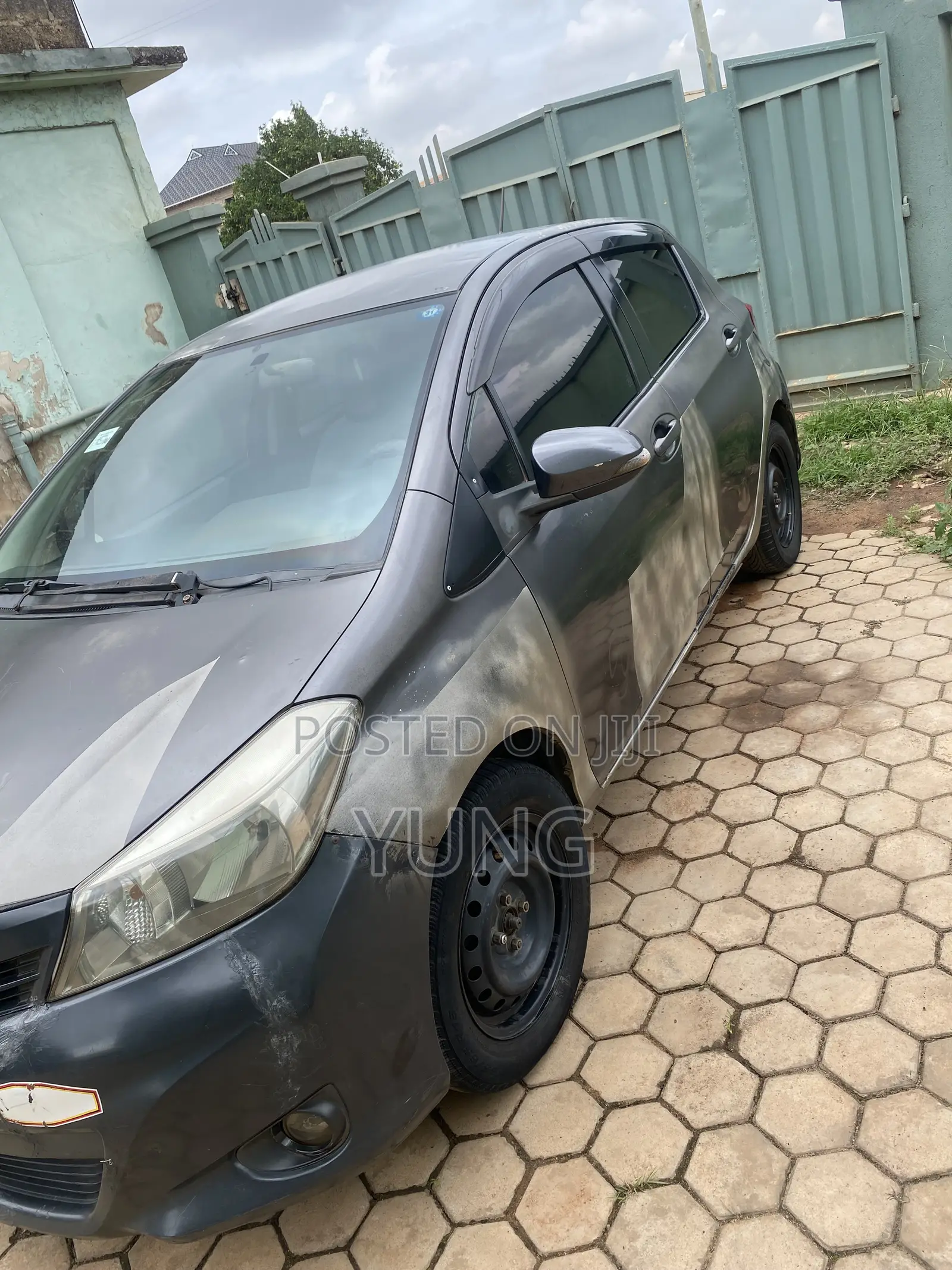 Toyota Vitz 1.3 FWD 3dr 2012 Gray