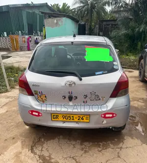 Toyota Vitz 2010 Silver