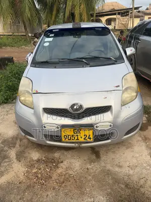 Toyota Vitz 2010 Silver