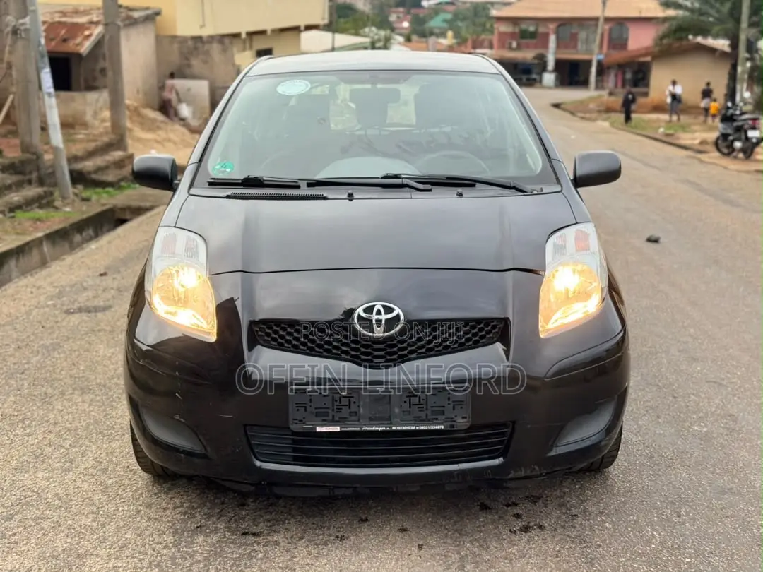 Toyota Yaris L Hatchback 3dr 2013 Black