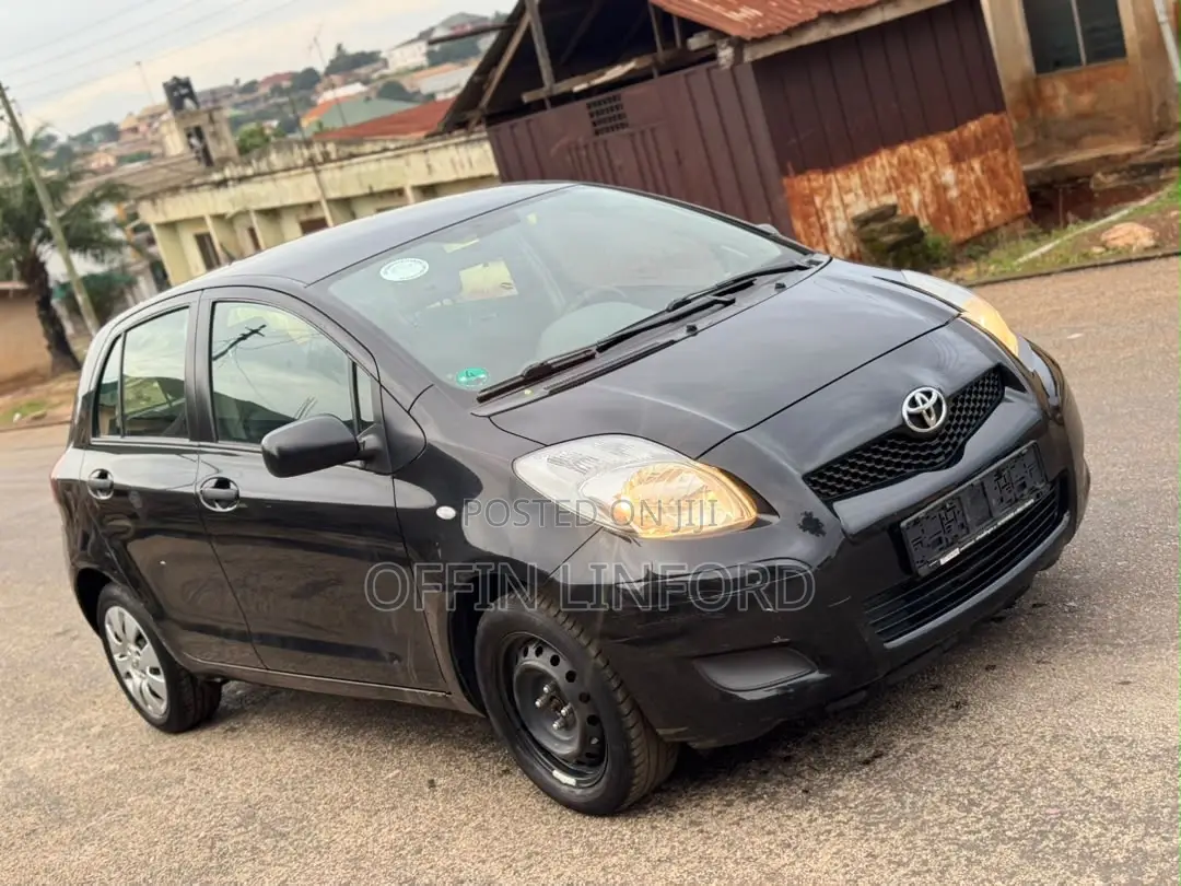Toyota Yaris L Hatchback 3dr 2013 Black