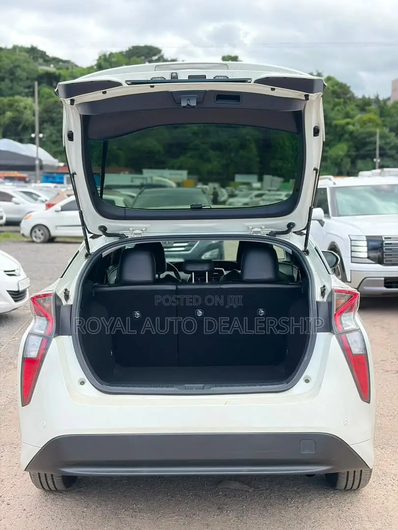 Toyota Prius One 2017 White