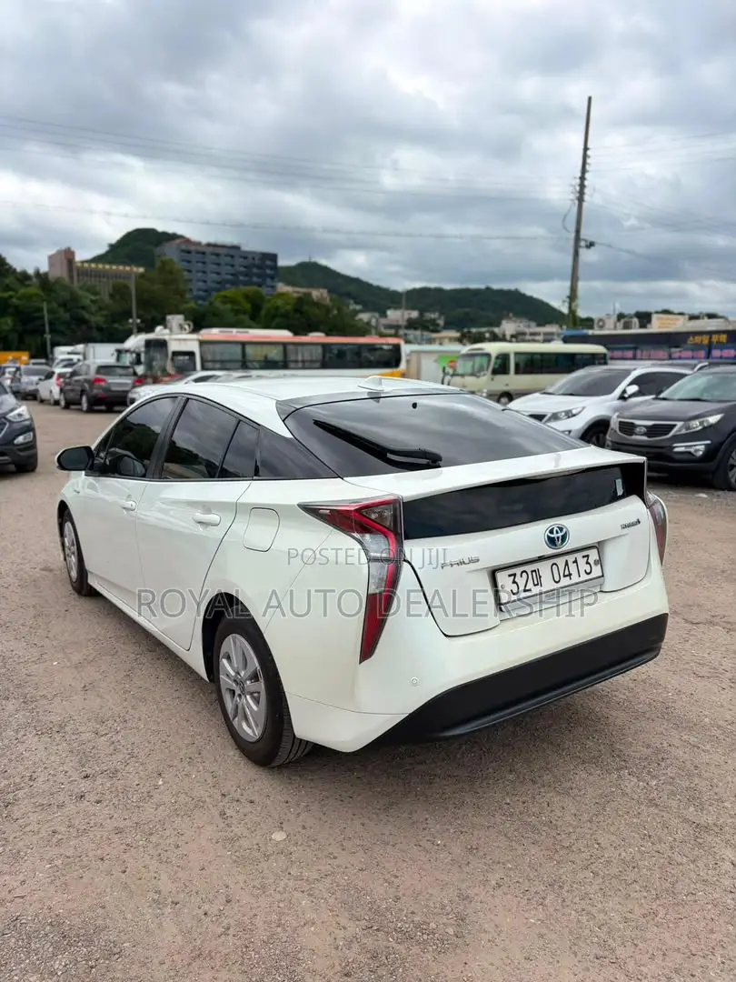 Toyota Prius One 2017 White