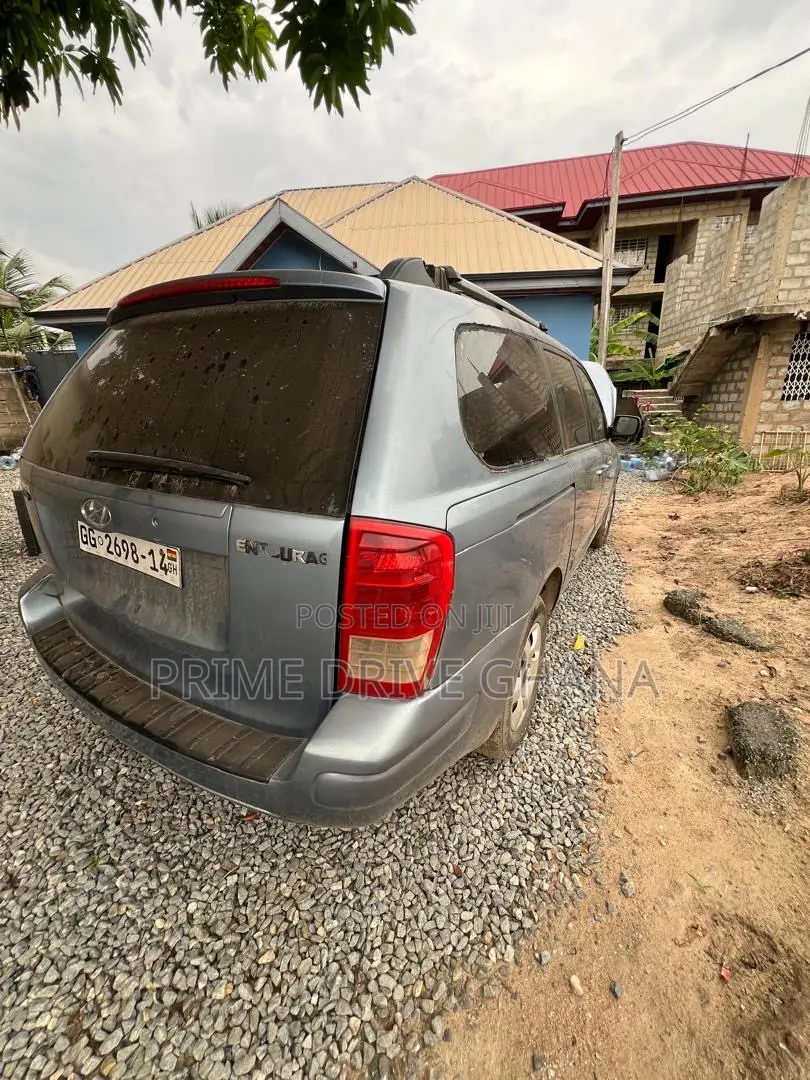 Hyundai Entourage 2008 Gray