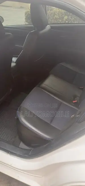 Toyota Corolla SE 4dr Sedan (1.8L 4cyl CVT) 2017 White