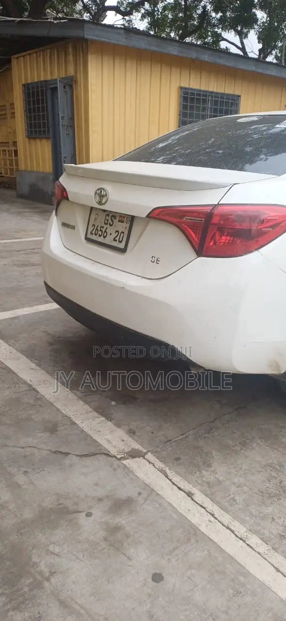 Toyota Corolla SE 4dr Sedan (1.8L 4cyl CVT) 2017 White