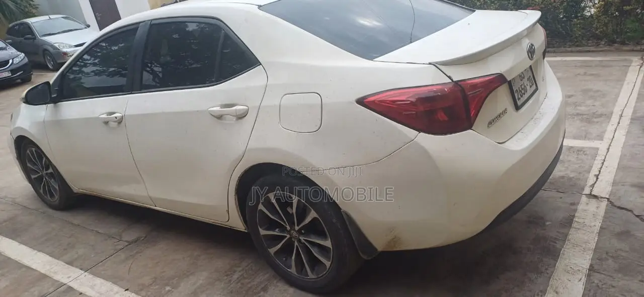 Toyota Corolla SE 4dr Sedan (1.8L 4cyl CVT) 2017 White