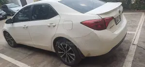 Toyota Corolla SE 4dr Sedan (1.8L 4cyl CVT) 2017 White