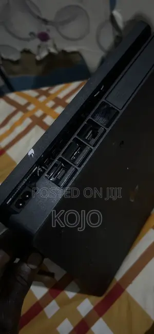 Play Station 4 Slim