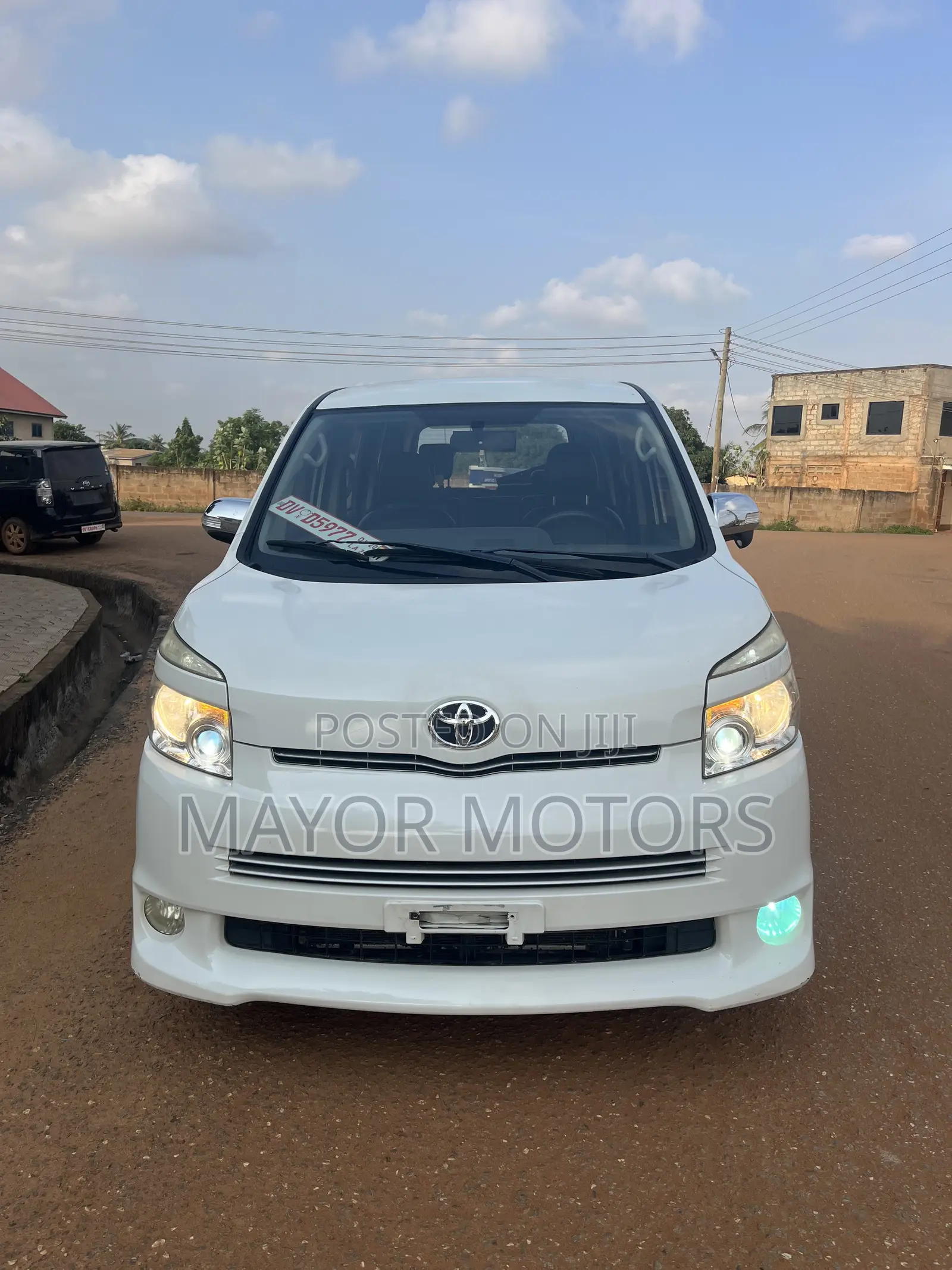 Toyota Voxy V 2WD 8-Seater 2010 White
