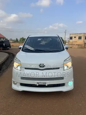 Toyota Voxy V 2WD 8-Seater 2010 White