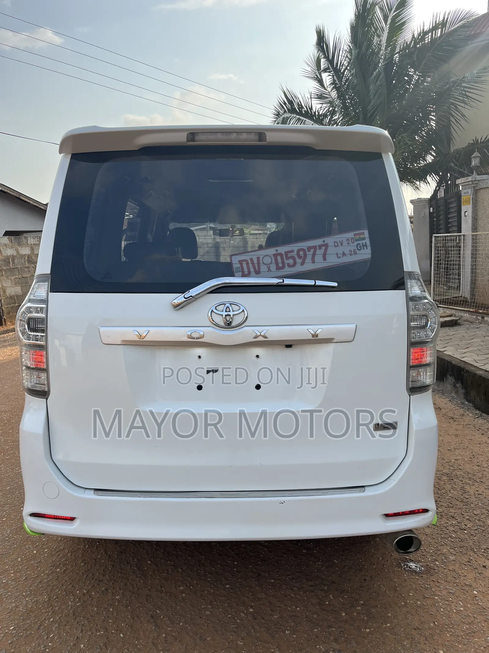 Toyota Voxy V 2WD 8-Seater 2010 White