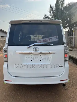 Toyota Voxy V 2WD 8-Seater 2010 White