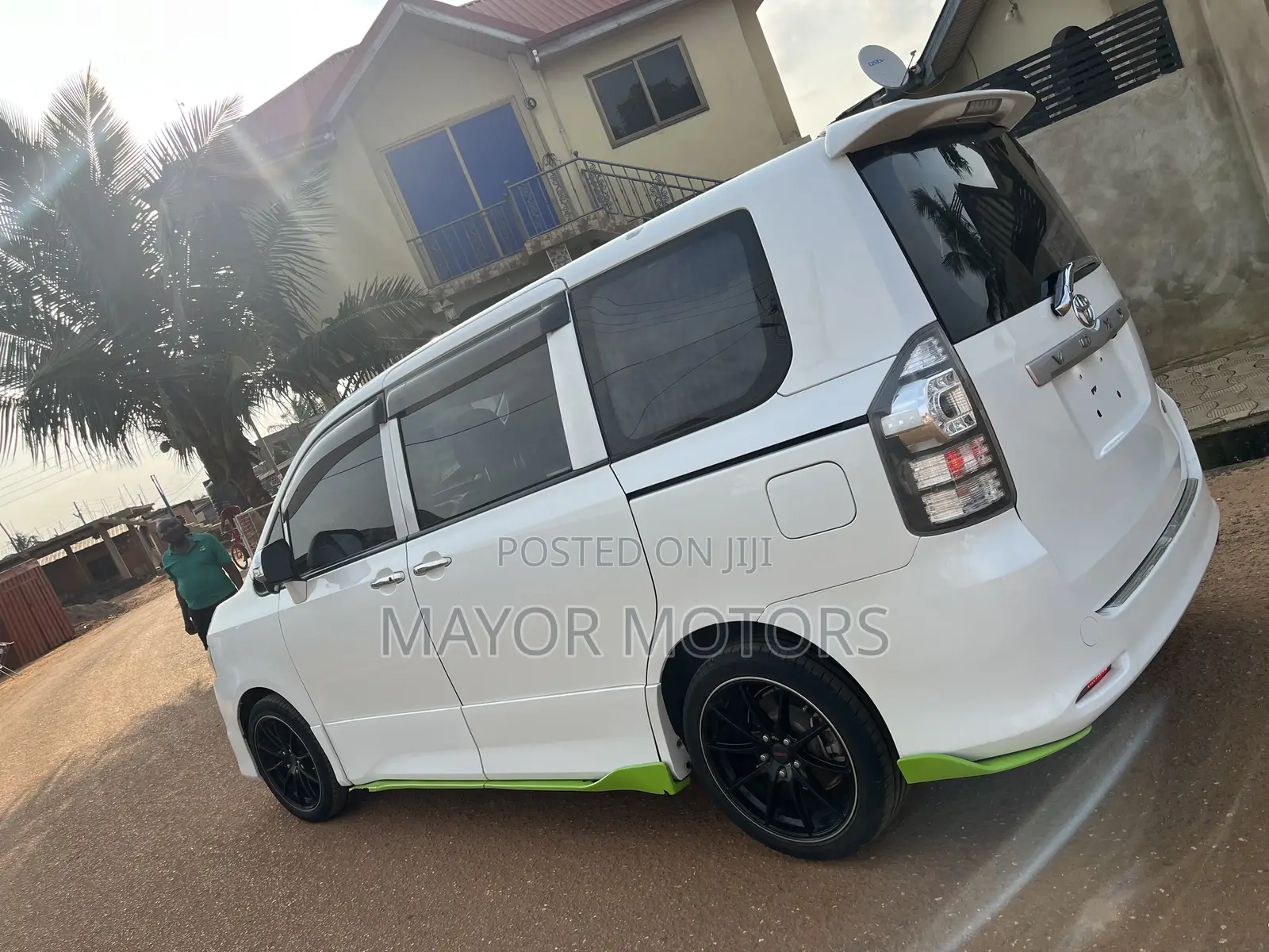Toyota Voxy V 2WD 8-Seater 2010 White