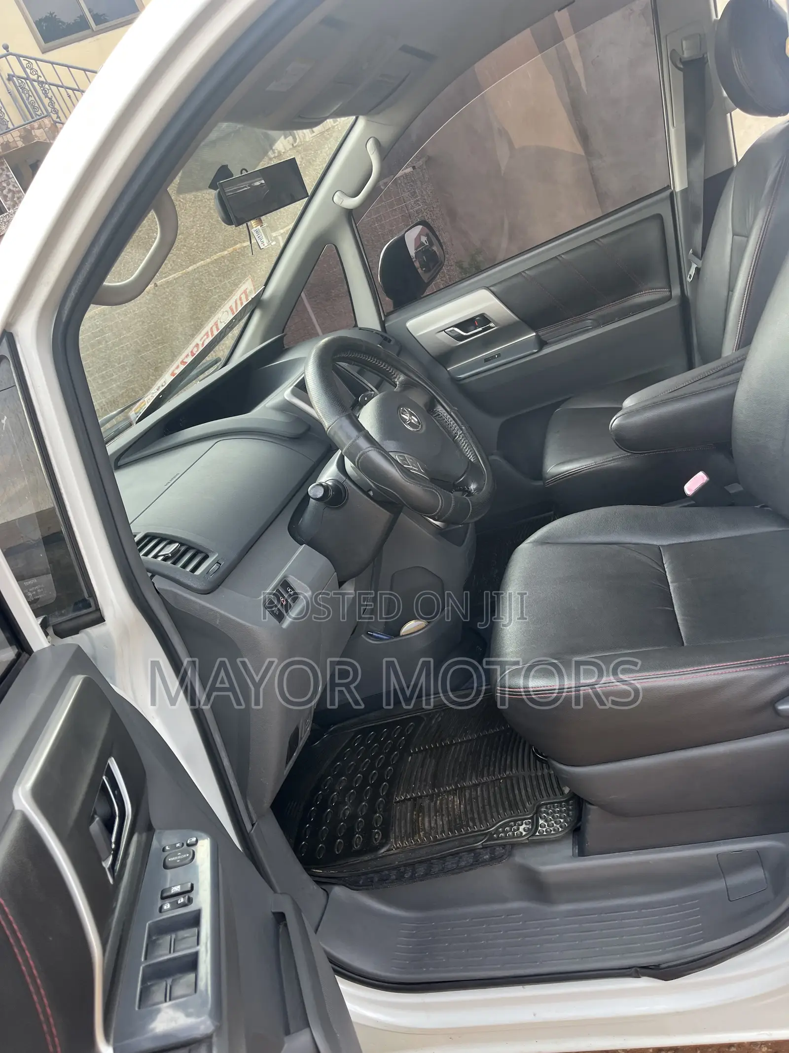 Toyota Voxy V 2WD 8-Seater 2010 White